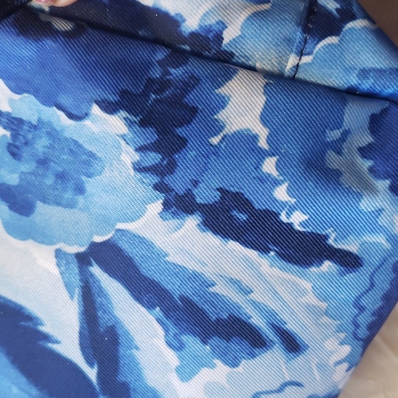 Estee Lauder Floral Blue Cosmetic Bag. - Picture 7 of 12